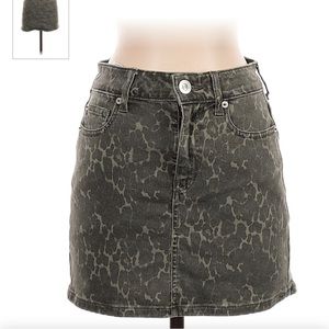 cute trendy american eagle camo skirt! size 4